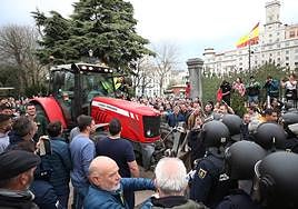 Enfrentamientos entre los manifestantes y la Policía a las puertas de Presidencia.