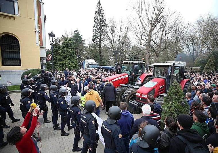 Enfrentamientos entre los manifestantes y la Policía a las puertas de Presidencia.