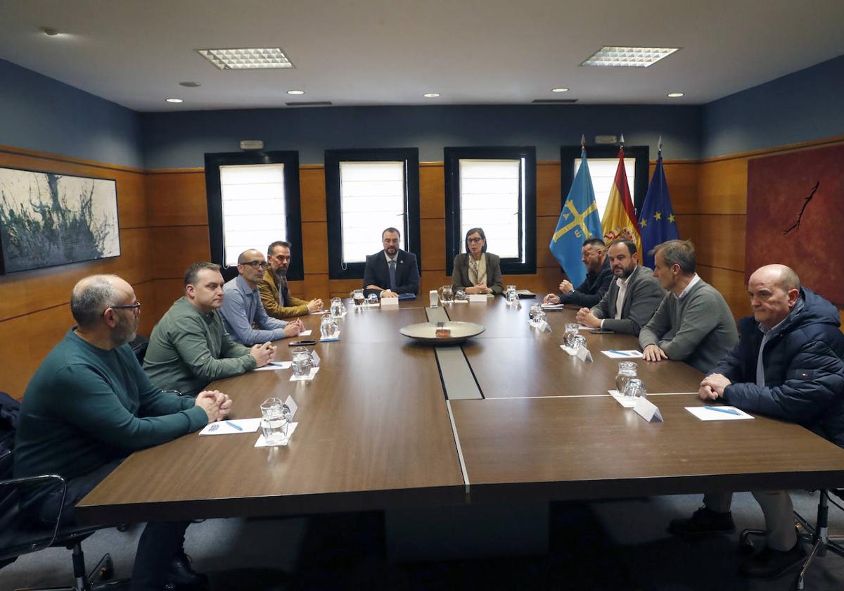 José Manuel Castro, Luis Prieto, Damián Manzano, José Manuel Zapico, Adrián Barbón, Nieves Roqueñí, Javier Fernández Lanero, Jenaro Martínez, Raúl Cueto y José Manuel García, durante la reunión celebrada en la sede de Presidencia.