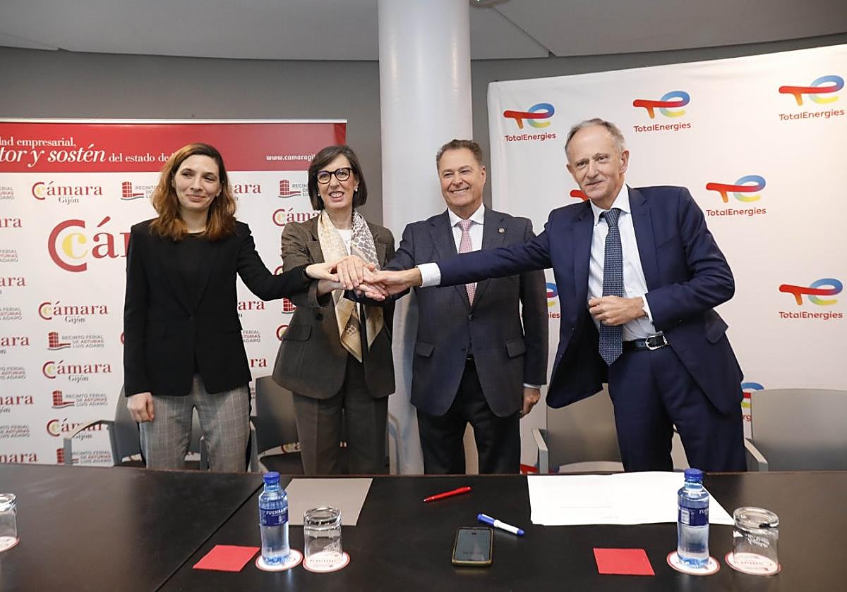 Pricilia Dubocage (Total Energies Sur de Europa), Nieves Roqueñí (Principado), Félix Baragaño (Cámara) y Javier Sáenz de Jubera (TotalEnergies), tras la firma del convenio.