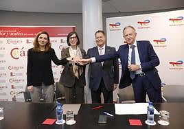 Pricilia Dubocage (Total Energies Sur de Europa), Nieves Roqueñí (Principado), Félix Baragaño (Cámara) y Javier Sáenz de Jubera (TotalEnergies), tras la firma del convenio.
