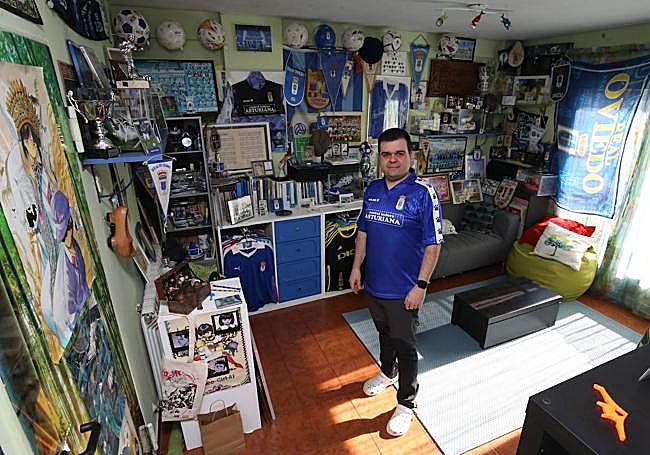 Juan del Valle ha construido su templo particular dedicado al Oviedo en su casa de Noreña.