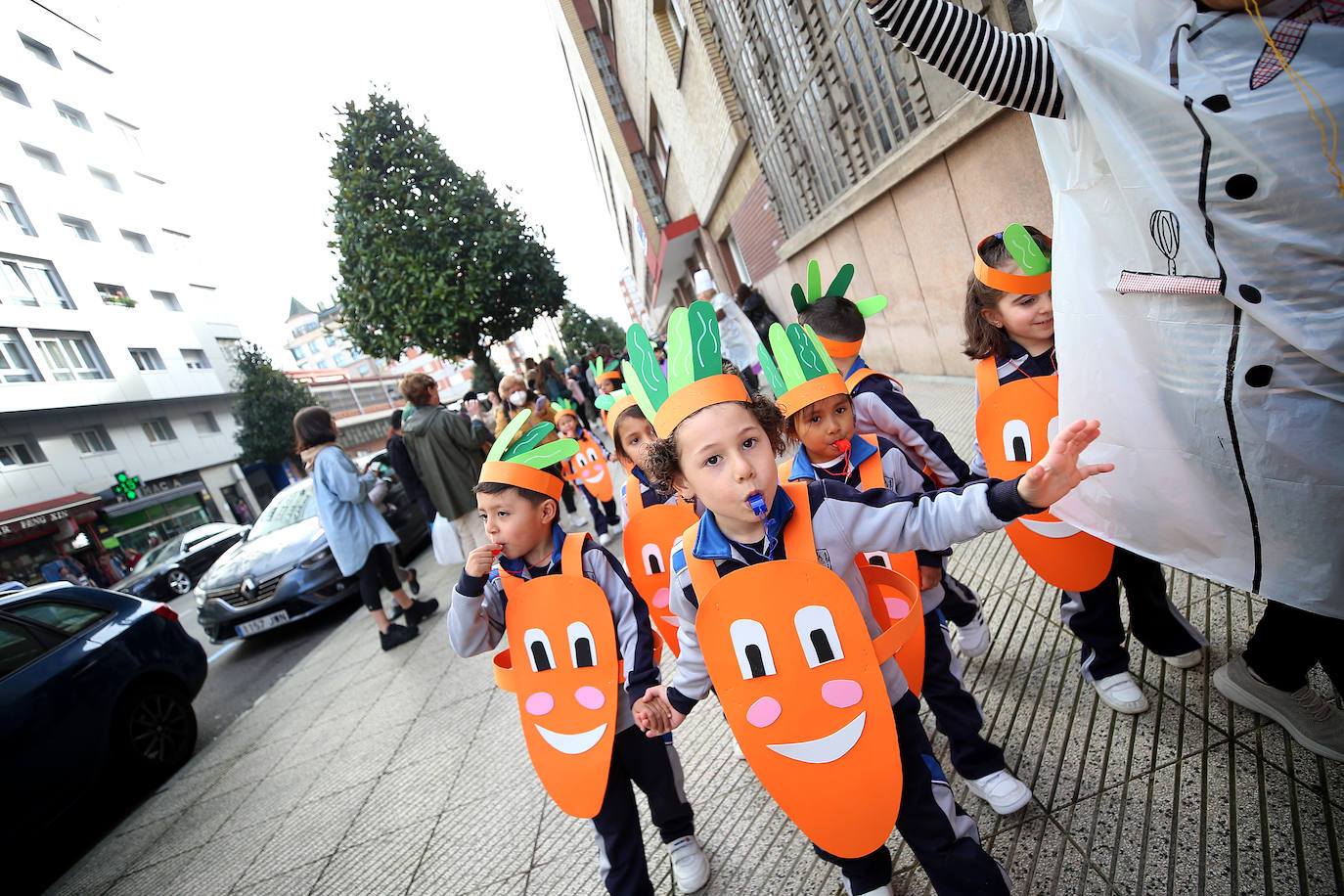 Fiesta carnavalera en los coles de Oviedo