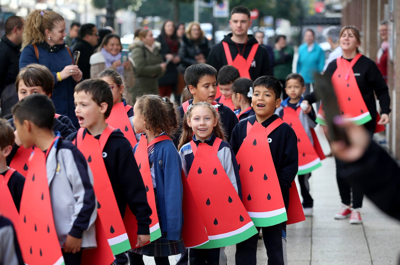 Fiesta carnavalera en los coles de Oviedo