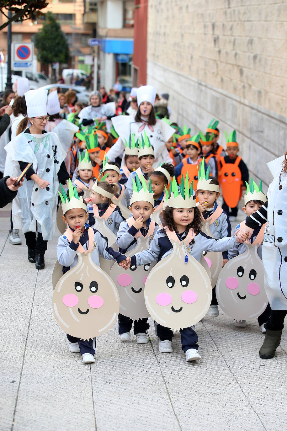 Fiesta carnavalera en los coles de Oviedo