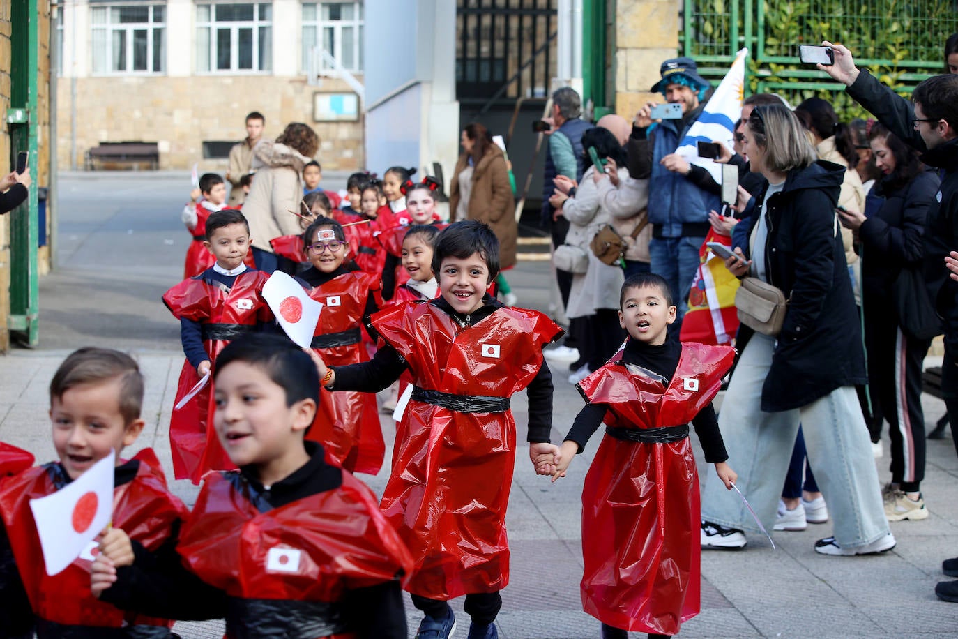 Fiesta carnavalera en los coles de Oviedo