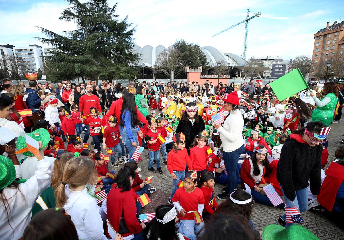 Fiesta carnavalera en los coles de Oviedo