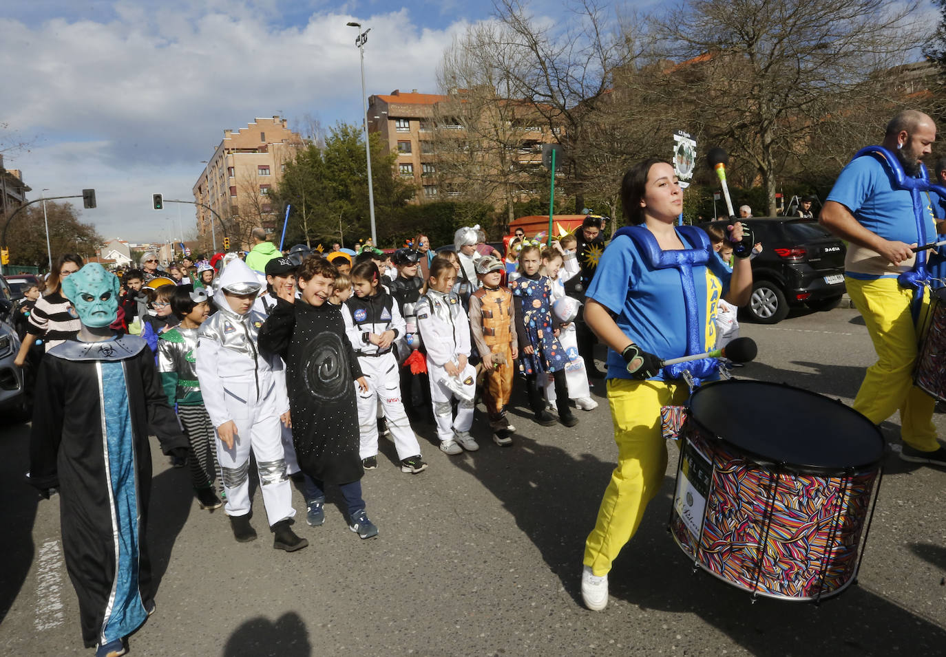 La fantasía del antroxu inunda los colegios de Gijón