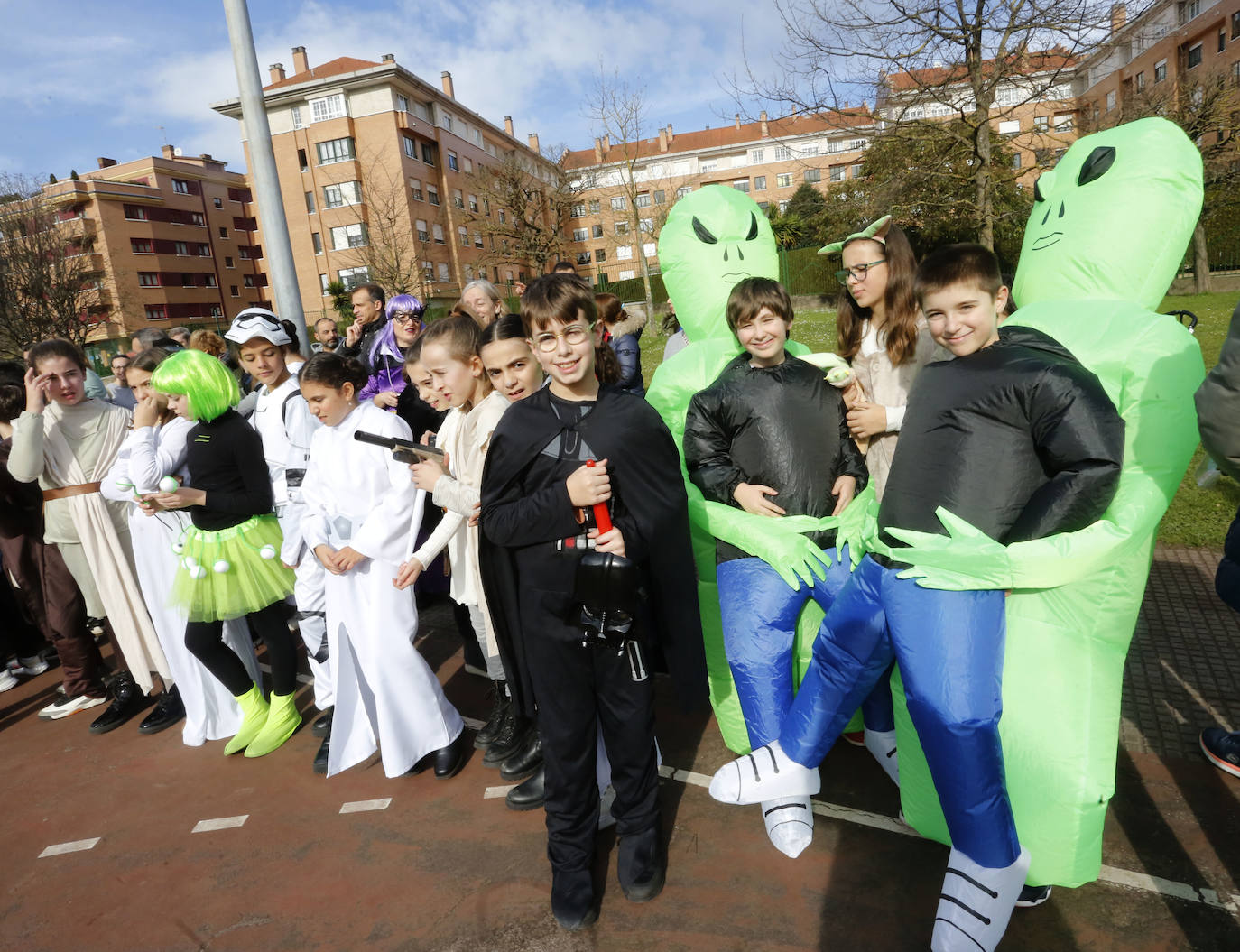 La fantasía del antroxu inunda los colegios de Gijón