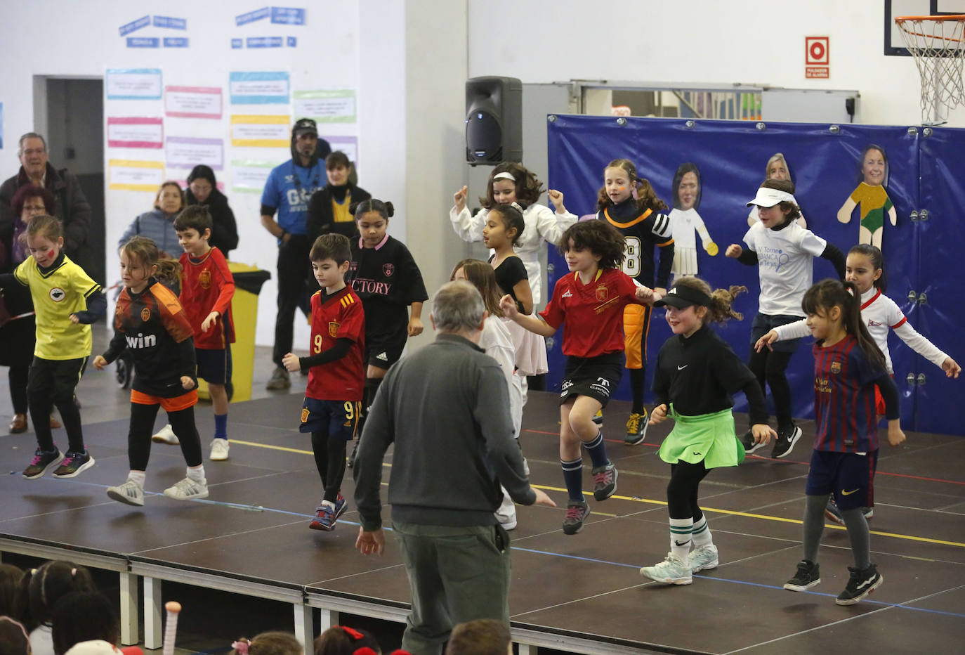 La fantasía del antroxu inunda los colegios de Gijón