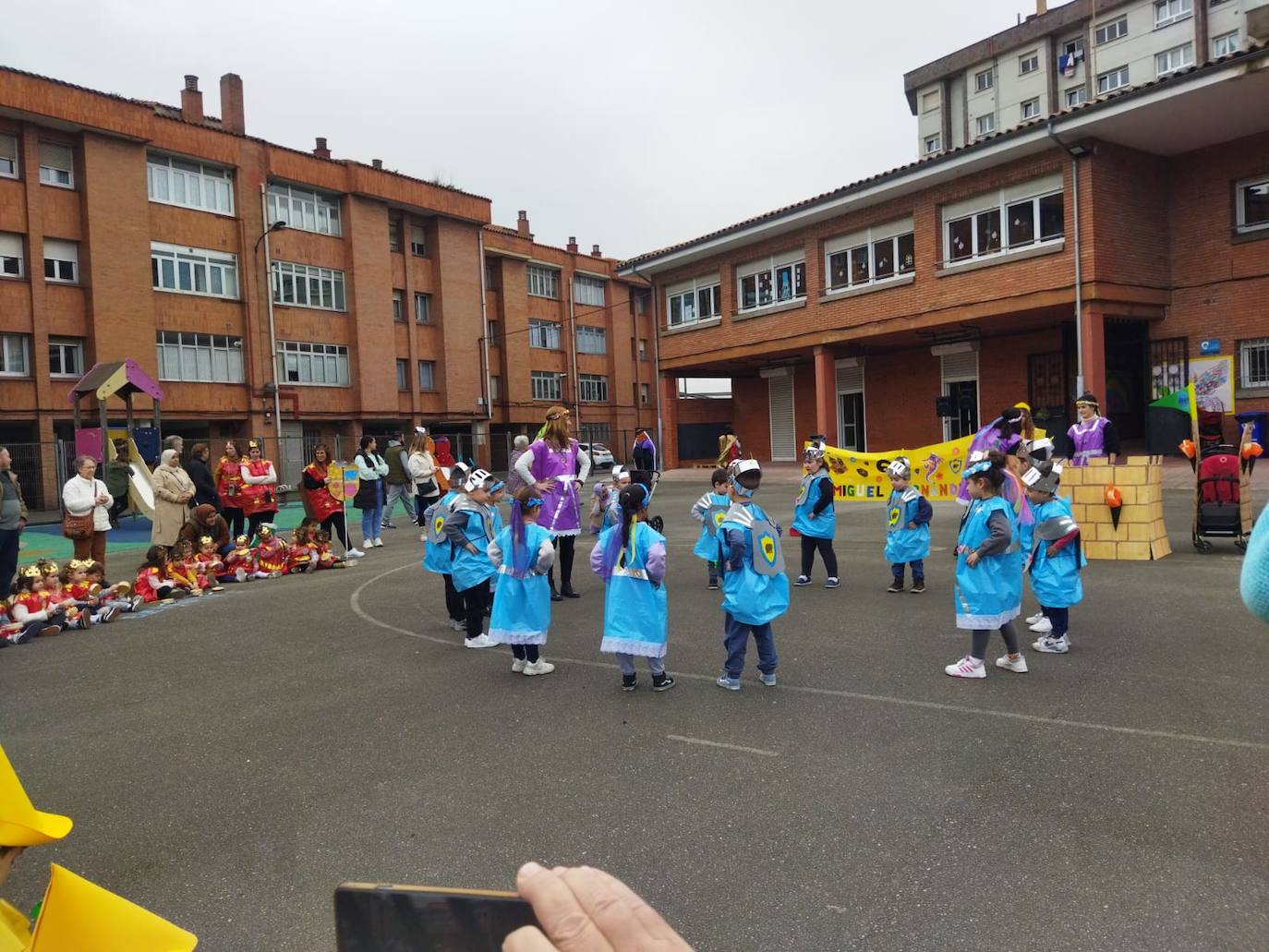 La fantasía del antroxu inunda los colegios de Gijón