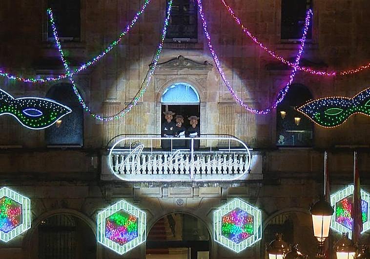 Un divertido pregón enciende el carnaval gijonés: «L'Antroxu ye lo meyor de Xixón»