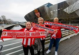 Mari Carmen Llorca, Ana Rodríguez y Ana Peña, ante el estadio de El Molinón.