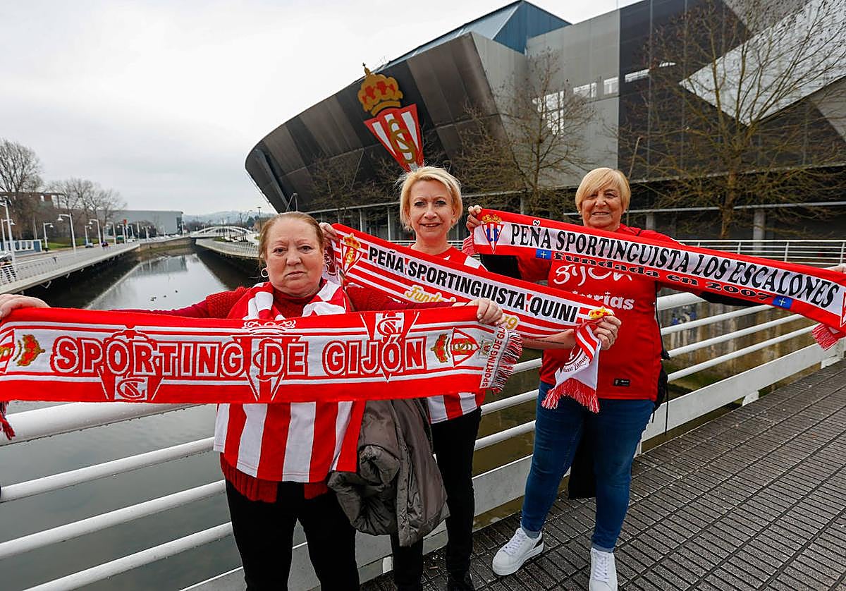 Mari Carmen Llorca, Ana Rodríguez y Ana Peña, ante el estadio de El Molinón.