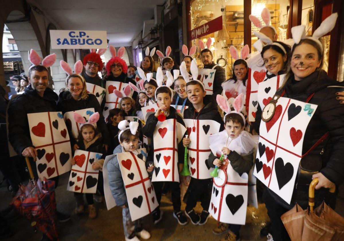 Los alumnos y las familias del colegio de Sabugo se resguardaron bajo los soportales de El Parche, disfrazados de naipes de 'Alicia en el País de las Maravillas'.