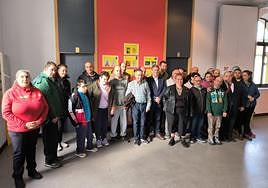 El calendario se presentó ayer en la biblioteca de Pravia.