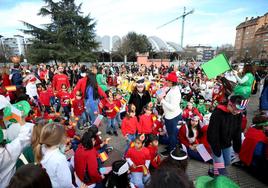 Los alumnos del colegio de Ventanielles se dis- frazaron de diferentes países.