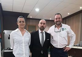 Blanca Fresno (tercera clasificada), Moisés García (campeón) y Ricardo del Río (segundo), en el Campeonato Regional de Sumillería.