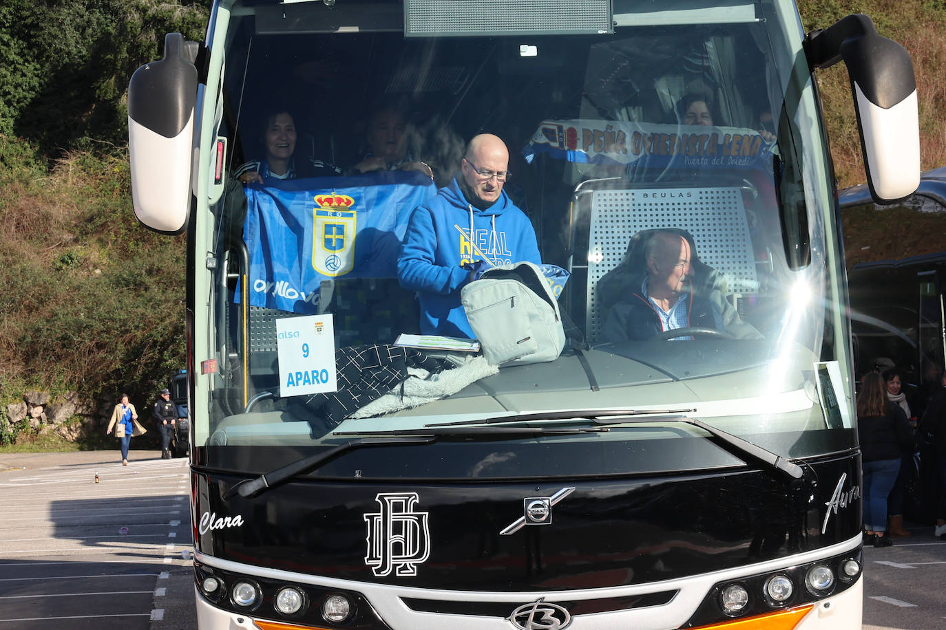 Explosión de júbilo de los aficionados del Oviedo para despedir a su equipo antes del derbi