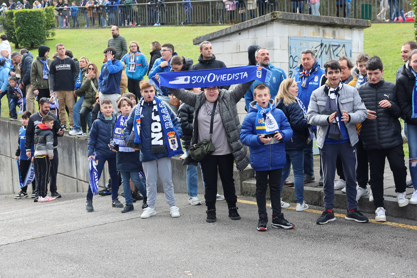 Explosión de júbilo de los aficionados del Oviedo para despedir a su equipo antes del derbi