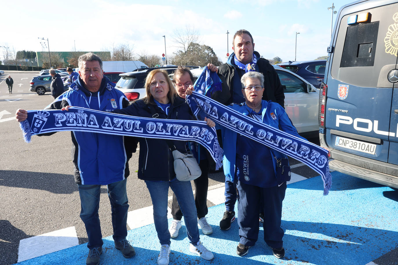 Explosión de júbilo de los aficionados del Oviedo para despedir a su equipo antes del derbi