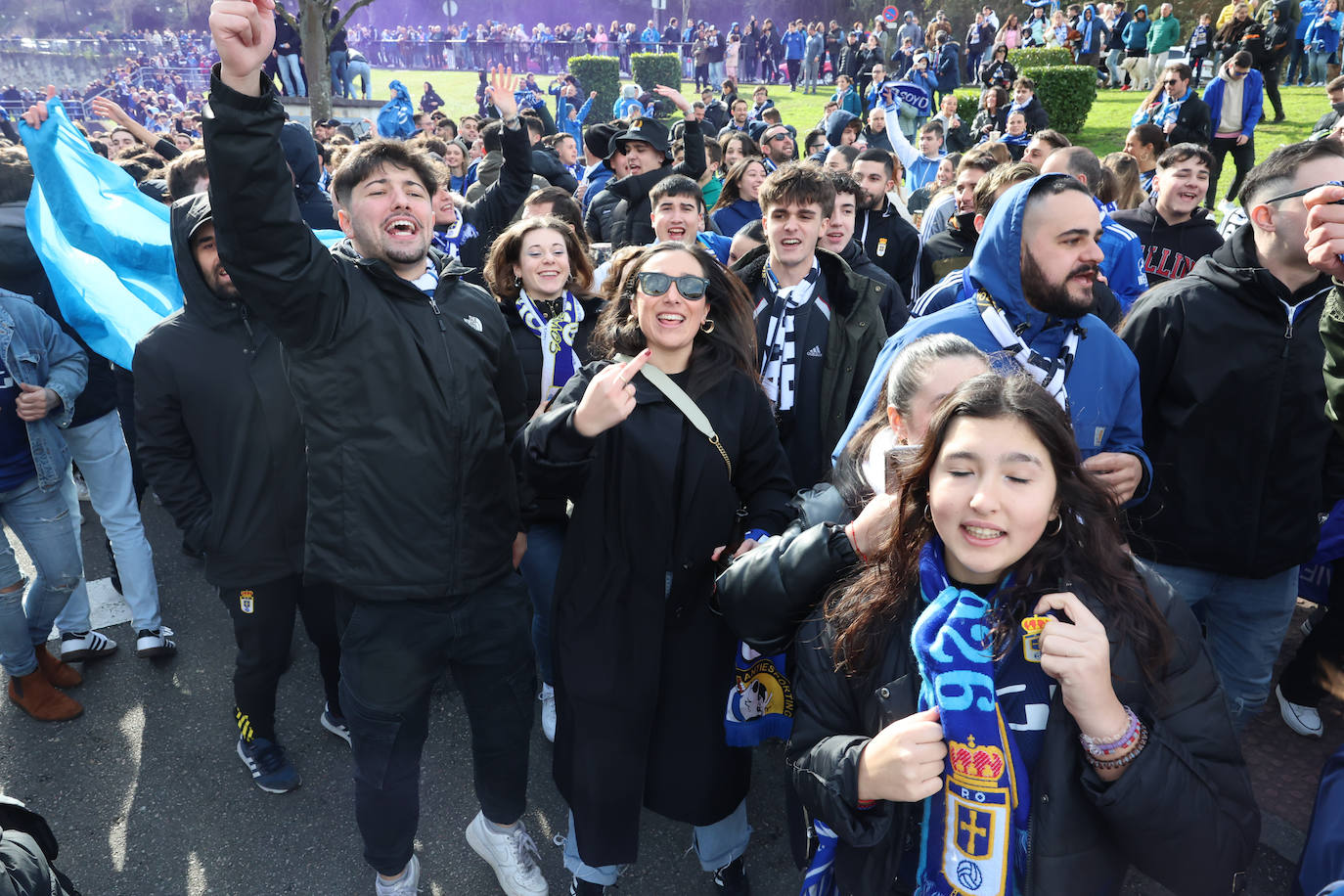 Explosión de júbilo de los aficionados del Oviedo para despedir a su equipo antes del derbi