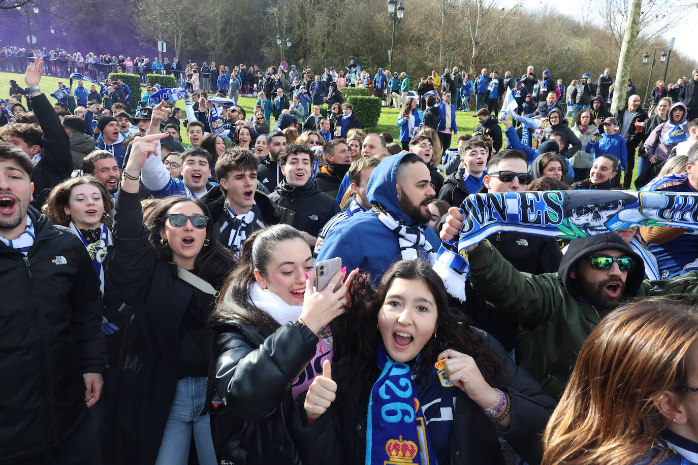 Explosión de júbilo de los aficionados del Oviedo para despedir a su equipo antes del derbi