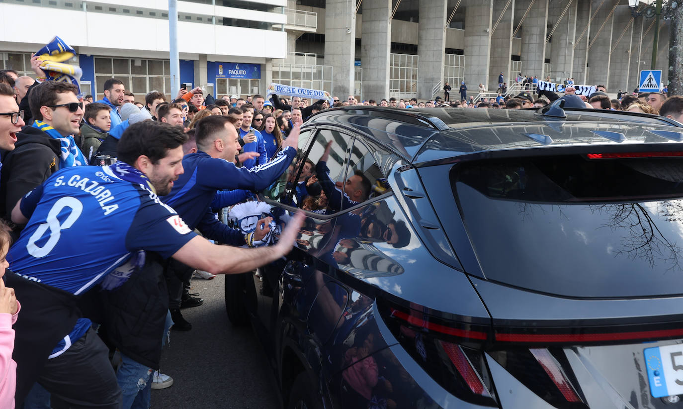 Explosión de júbilo de los aficionados del Oviedo para despedir a su equipo antes del derbi