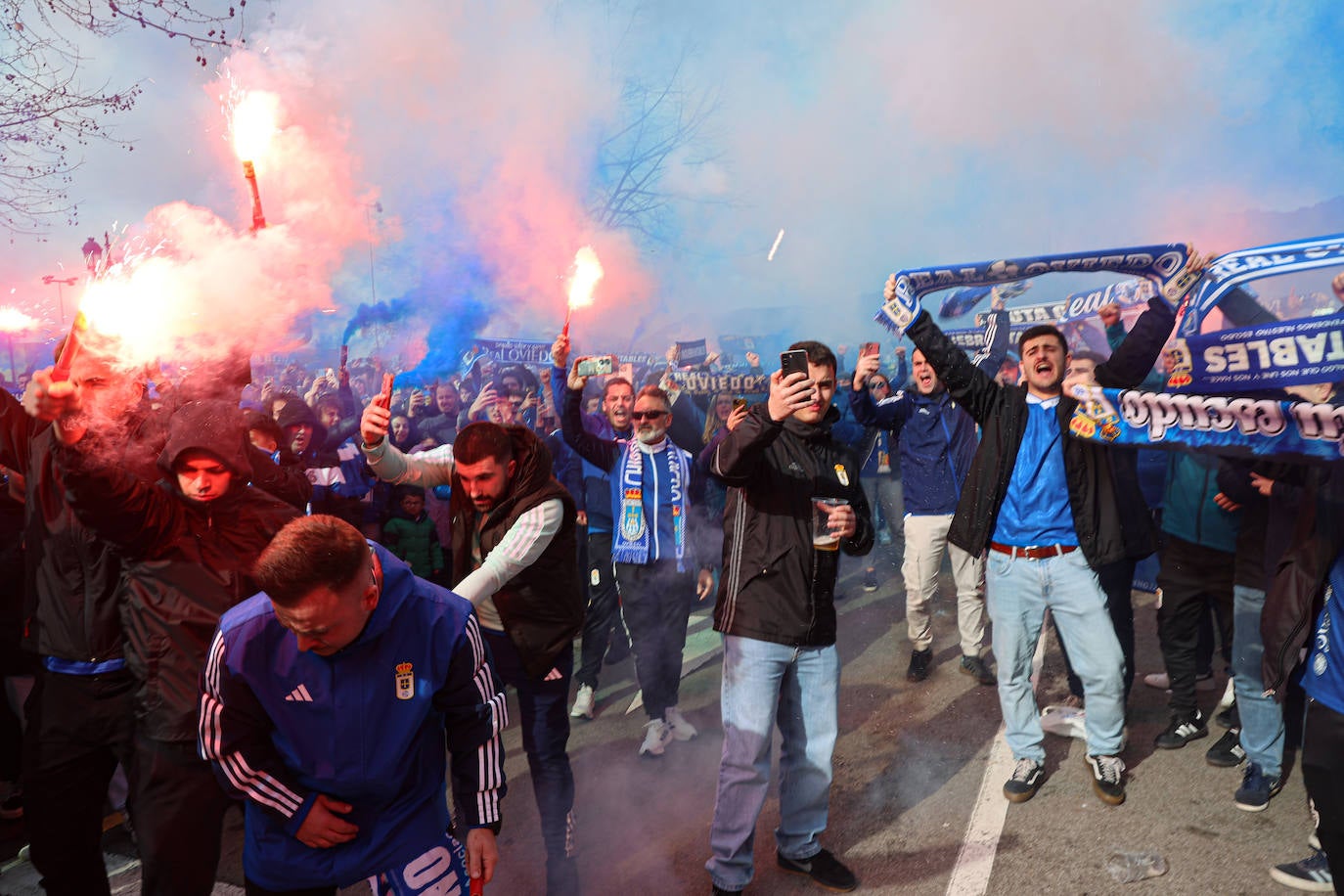 Explosión de júbilo de los aficionados del Oviedo para despedir a su equipo antes del derbi