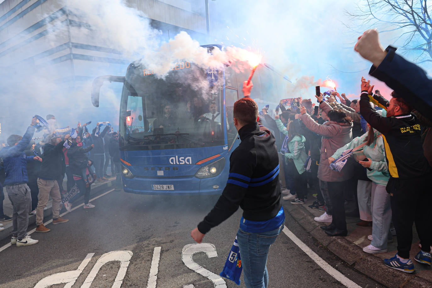 Explosión de júbilo de los aficionados del Oviedo para despedir a su equipo antes del derbi