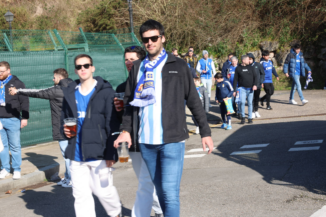 Explosión de júbilo de los aficionados del Oviedo para despedir a su equipo antes del derbi