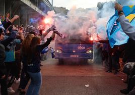 Explosión de júbilo de los aficionados del Oviedo para despedir a su equipo antes del derbi