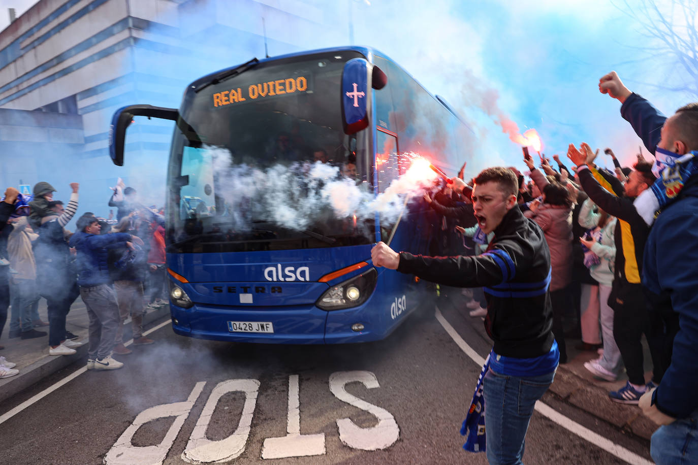 Explosión de júbilo de los aficionados del Oviedo para despedir a su equipo antes del derbi