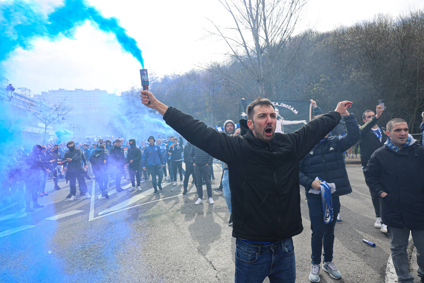 Explosión de júbilo de los aficionados del Oviedo para despedir a su equipo antes del derbi