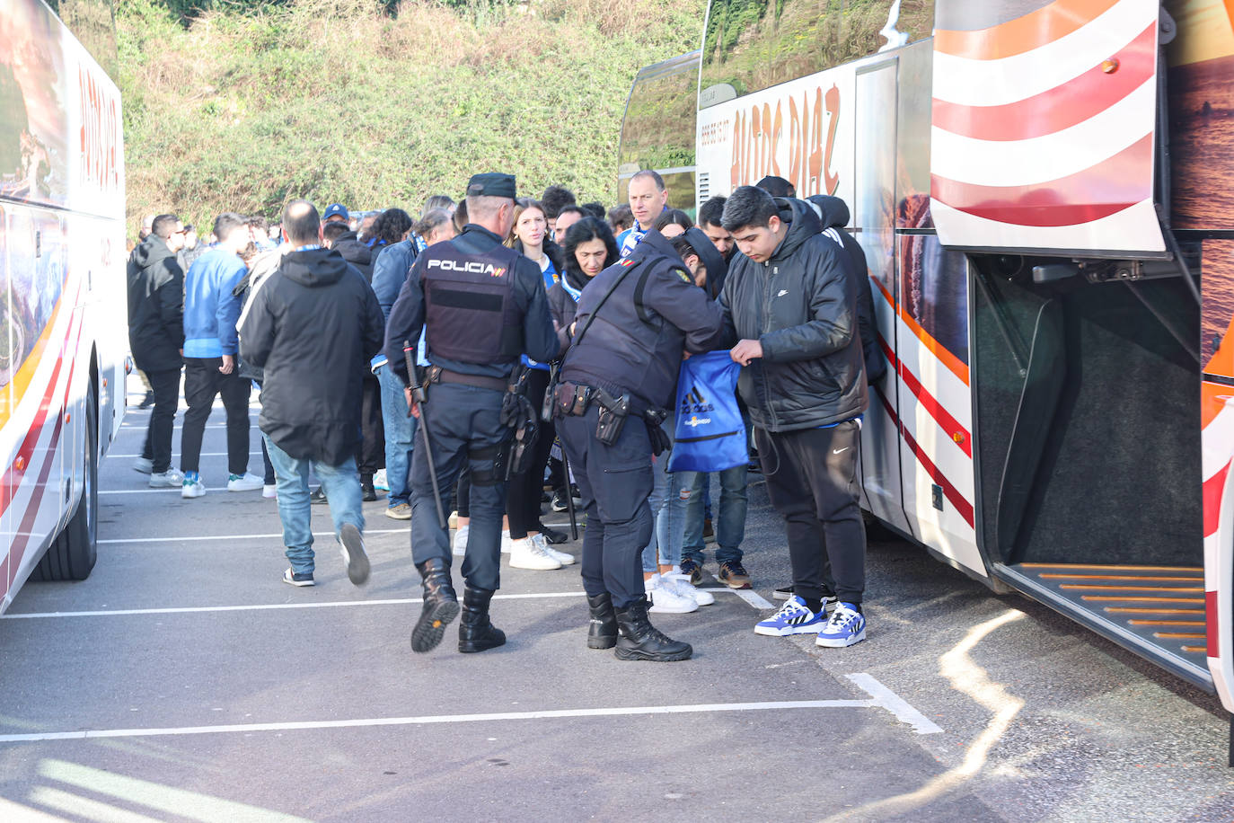 Explosión de júbilo de los aficionados del Oviedo para despedir a su equipo antes del derbi