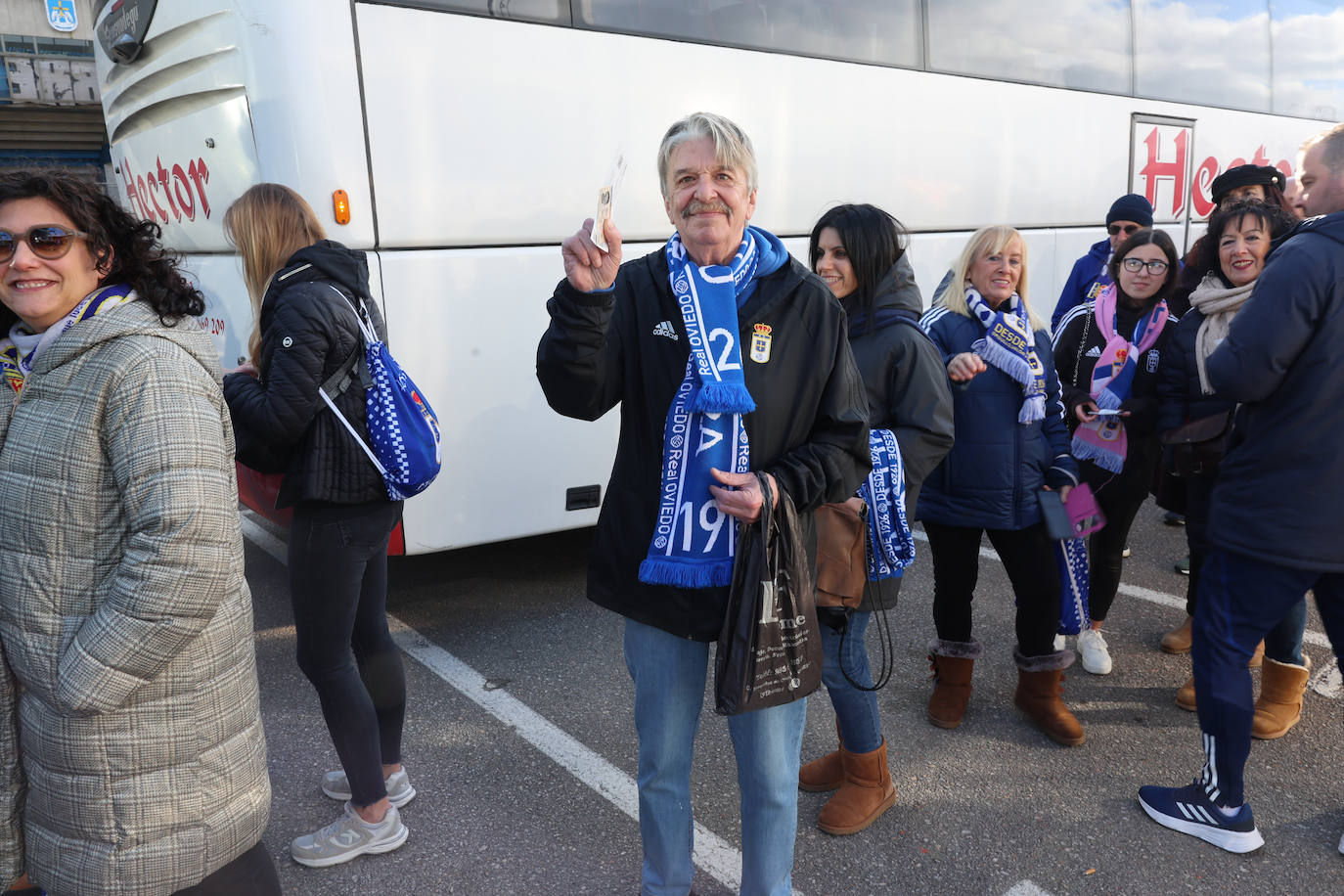 Explosión de júbilo de los aficionados del Oviedo para despedir a su equipo antes del derbi