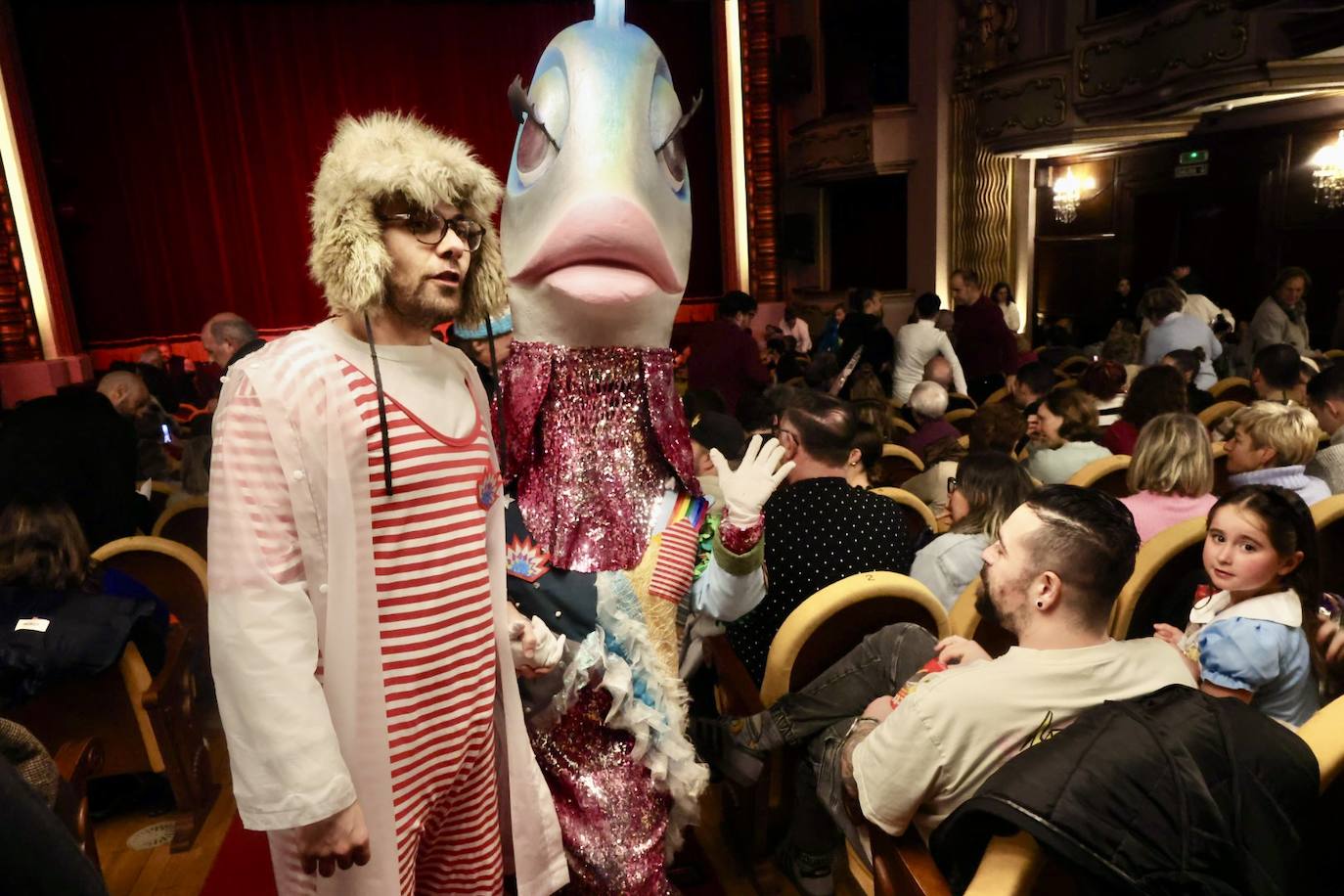 Las charangas llenan de alegría el Teatro Jovellanos