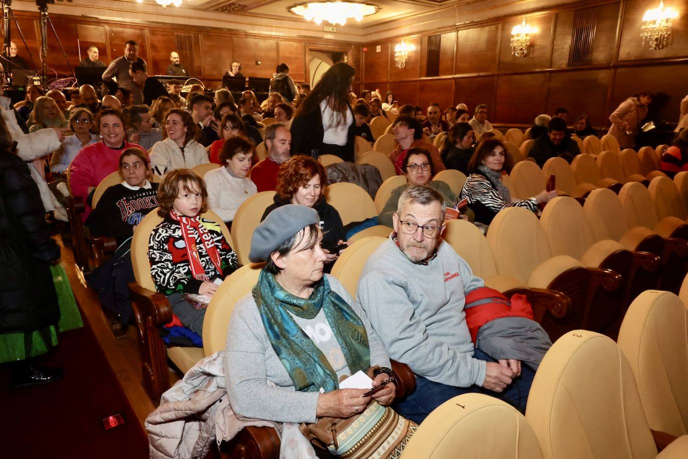 Las charangas llenan de alegría el Teatro Jovellanos