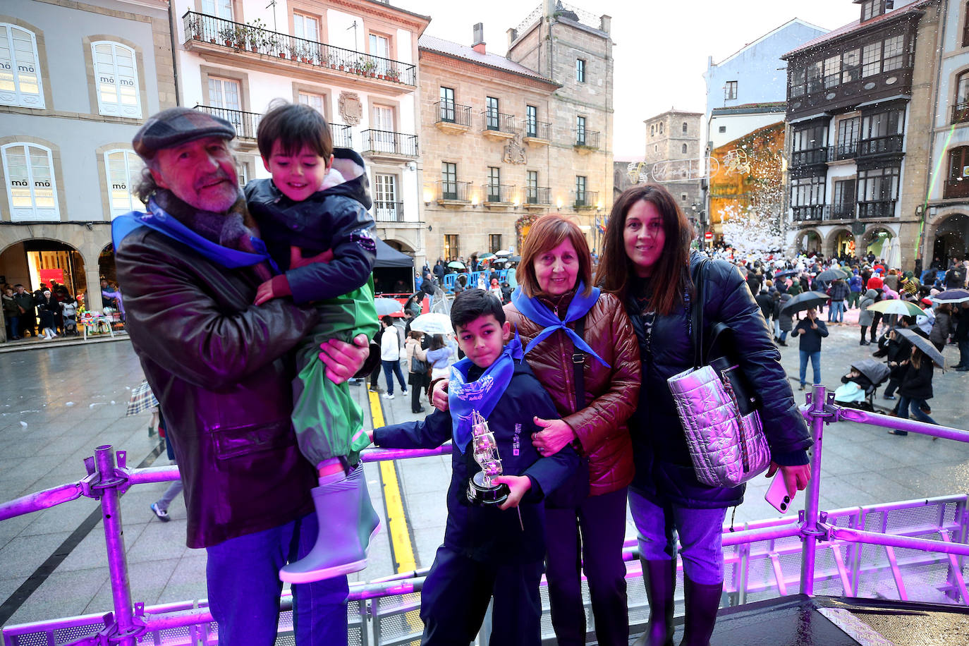 El Descenso de Galiana vuelve a llenar de espuma y disfraces las calles de Avilés