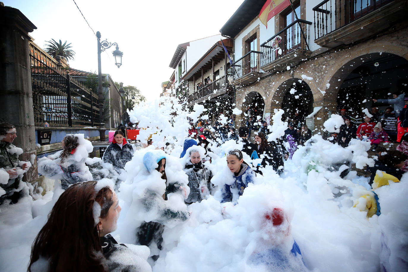 El Descenso de Galiana vuelve a llenar de espuma y disfraces las calles de Avilés