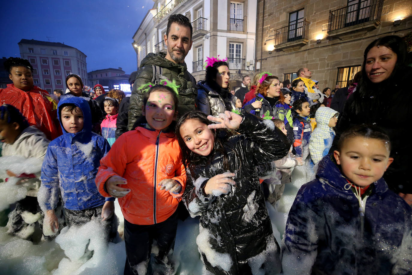 El Descenso de Galiana vuelve a llenar de espuma y disfraces las calles de Avilés