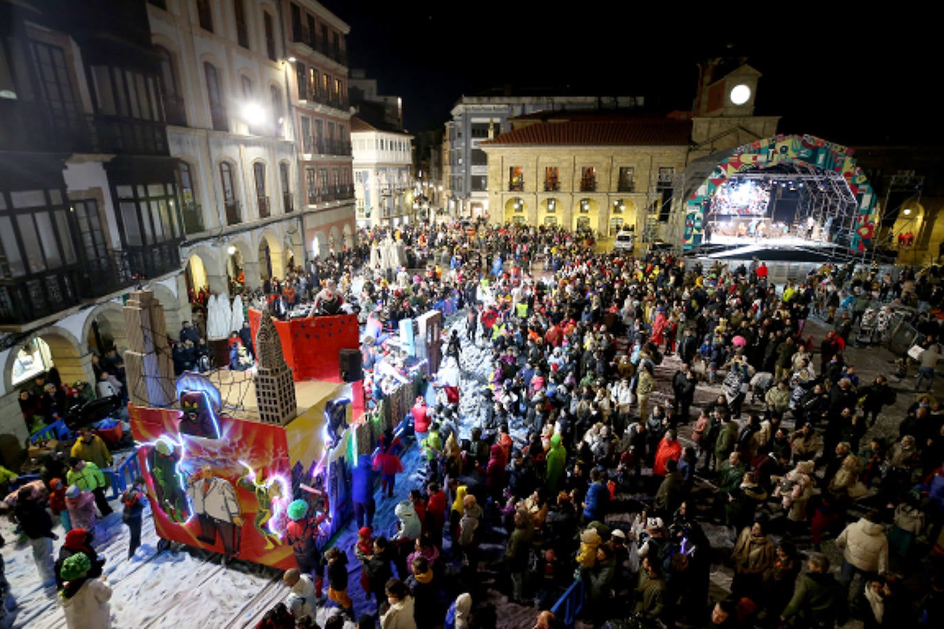 El Descenso de Galiana vuelve a llenar de espuma y disfraces las calles de Avilés