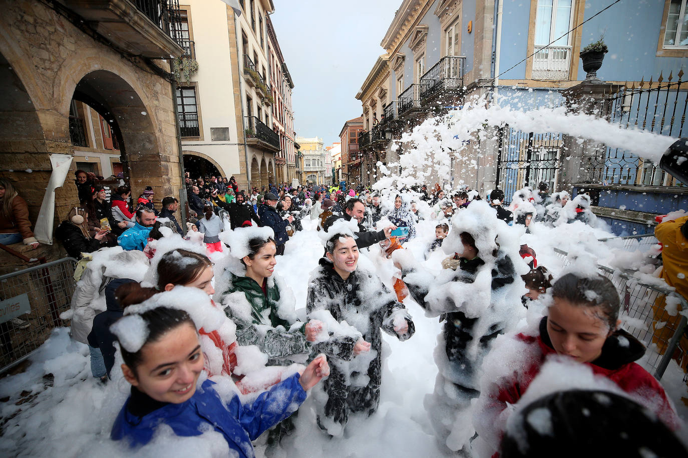 El Descenso de Galiana vuelve a llenar de espuma y disfraces las calles de Avilés