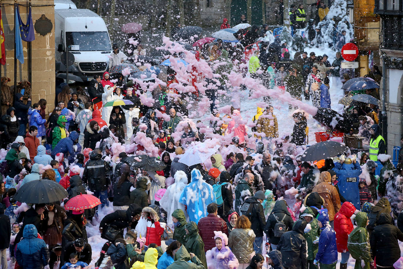 El Descenso de Galiana vuelve a llenar de espuma y disfraces las calles de Avilés