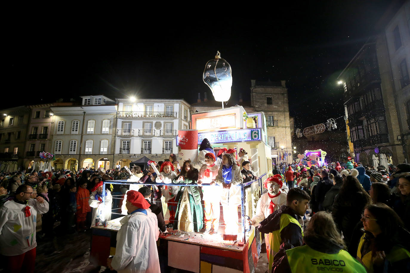 El Descenso de Galiana vuelve a llenar de espuma y disfraces las calles de Avilés