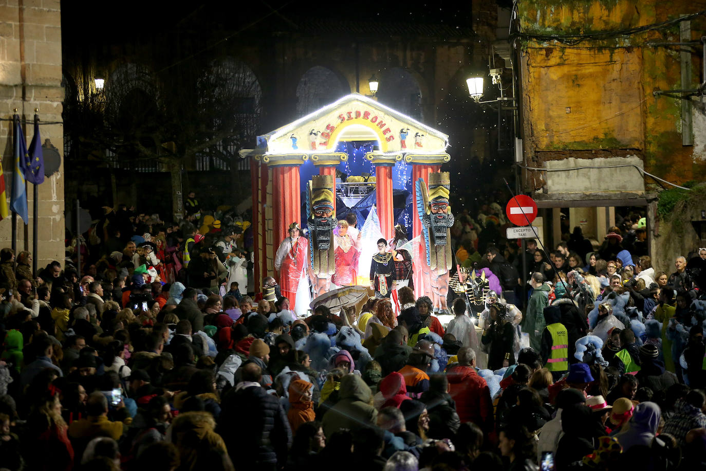 El Descenso de Galiana vuelve a llenar de espuma y disfraces las calles de Avilés