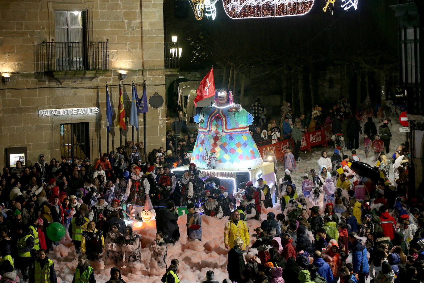 El Descenso de Galiana vuelve a llenar de espuma y disfraces las calles de Avilés