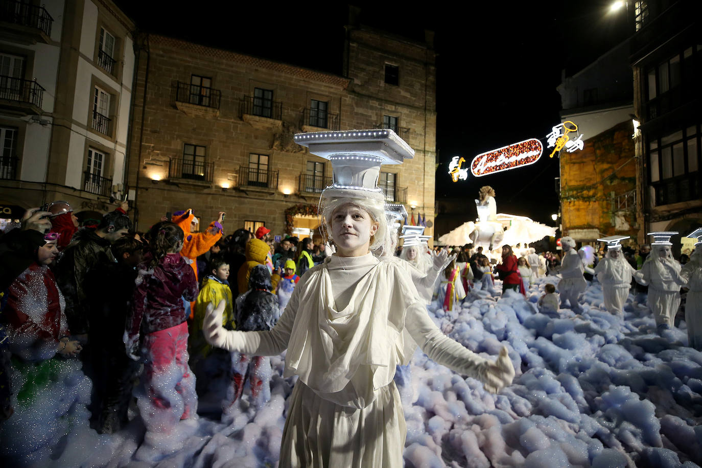 El Descenso de Galiana vuelve a llenar de espuma y disfraces las calles de Avilés