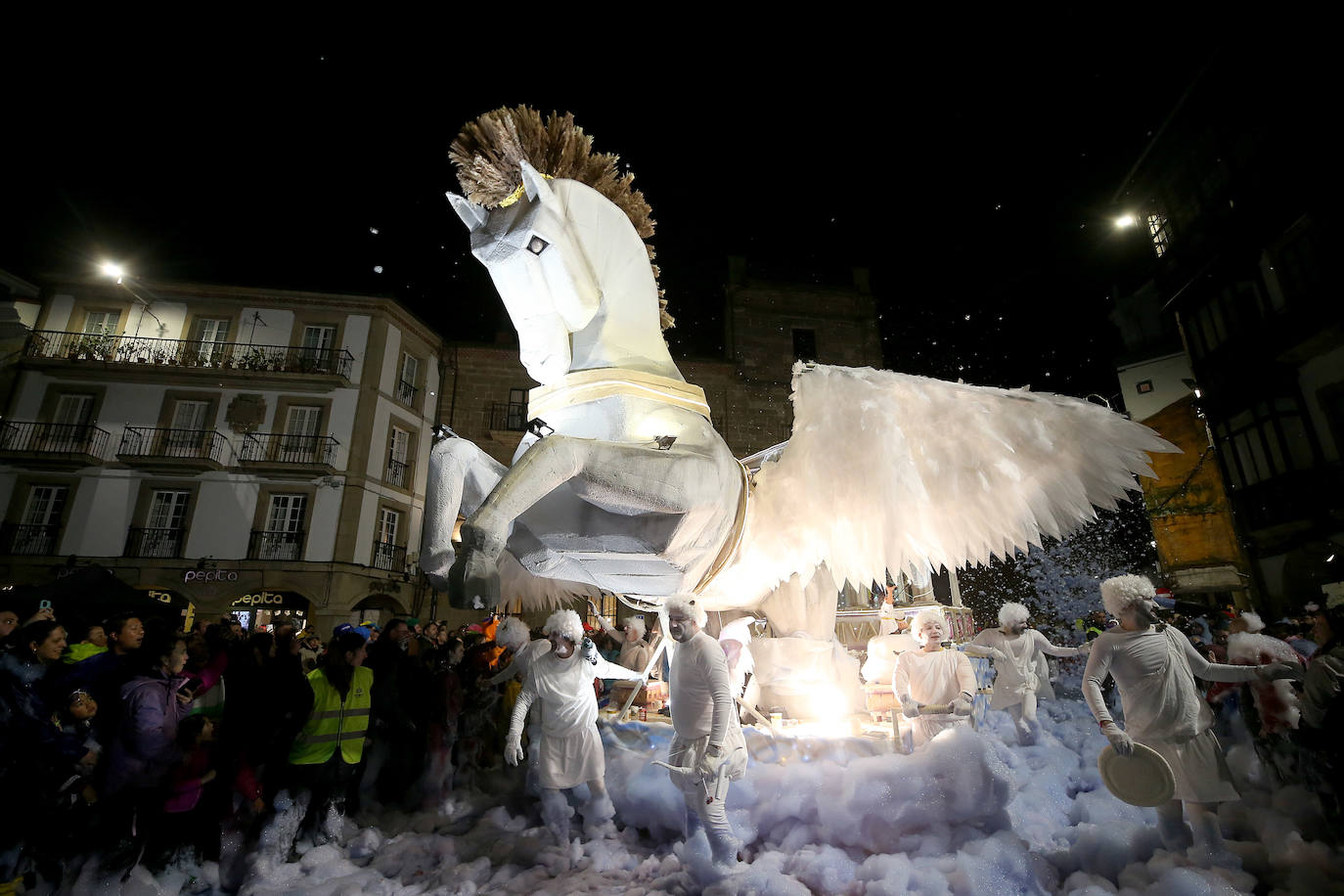 El Descenso de Galiana vuelve a llenar de espuma y disfraces las calles de Avilés