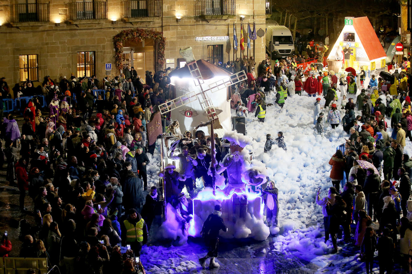 El Descenso de Galiana vuelve a llenar de espuma y disfraces las calles de Avilés